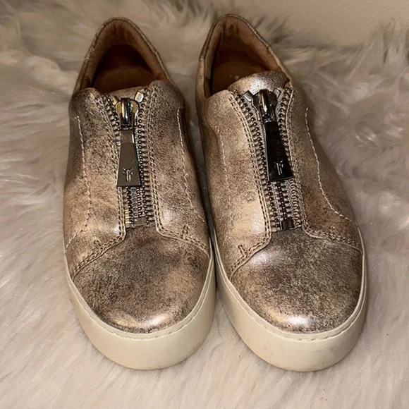 Frye Lena Low Zip Sneakers Shoes Gold Metallic Leather Round Toe Size 6M - Picture 1 of 8